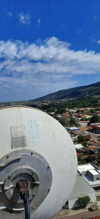 Antena de transmissão instalada pela CSCIA Telecom com vista da região
