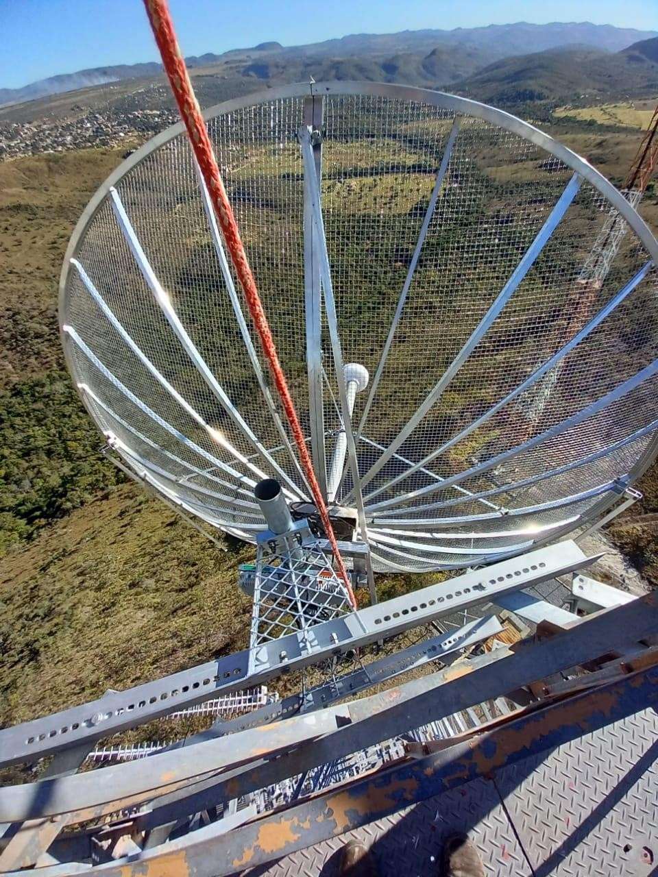 Antena parabólica instalada em torre